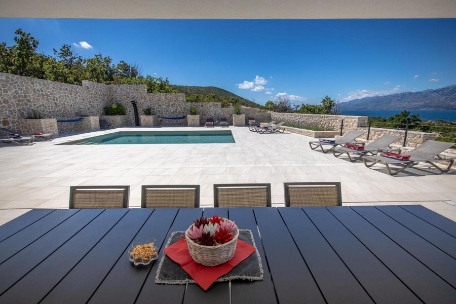 Terasa s bazénom a ležadlami