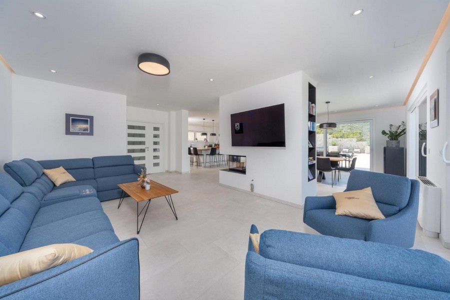 Priestranná obývacia izba s modrými pohovkami