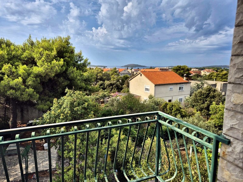 Výhľad na more z balkóna nehnuteľnosti H3359 neďaleko Šibeniku v Chorvátsku.