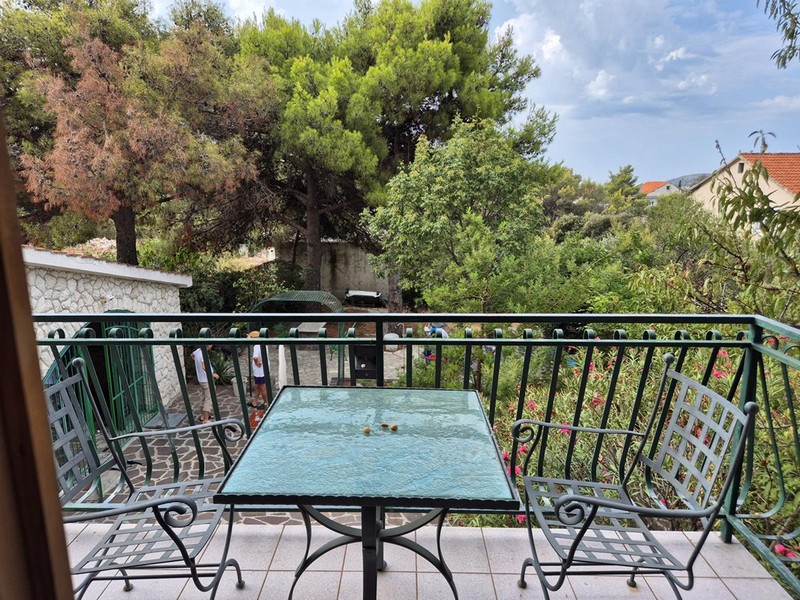 Balkón s výhľadom do dvora a na hospodársku budovu.