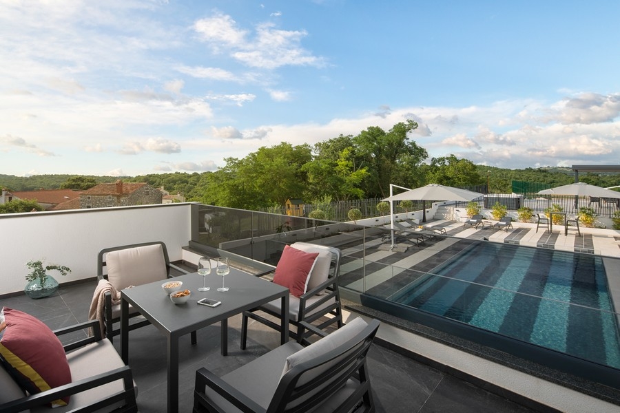 Pohľad z terasy na bazén vily H3361, na predaj na Istrii.