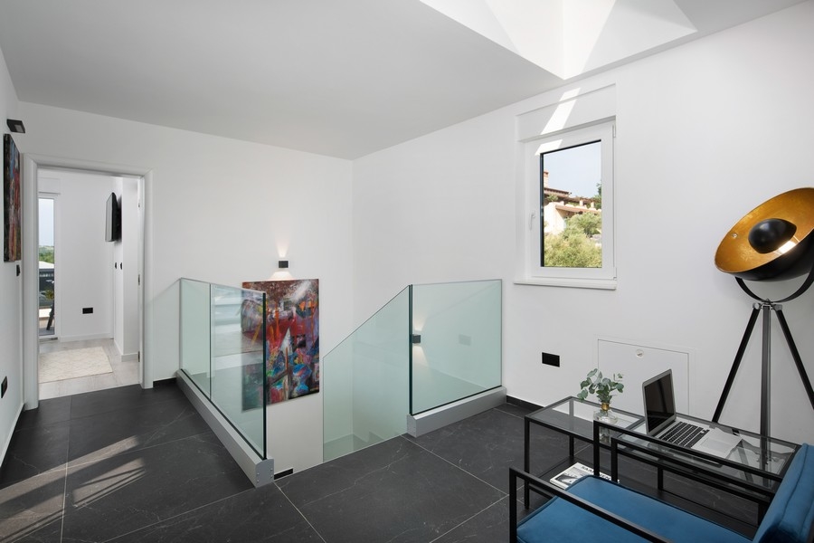 Moderné schodisko so štýlovým nábytkom.