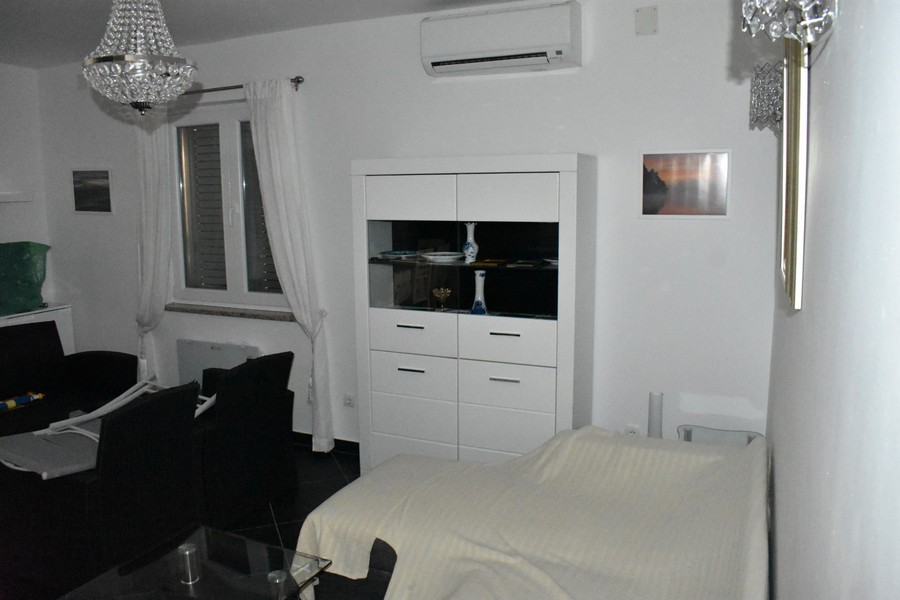 Obývacia časť s klimatizáciou.