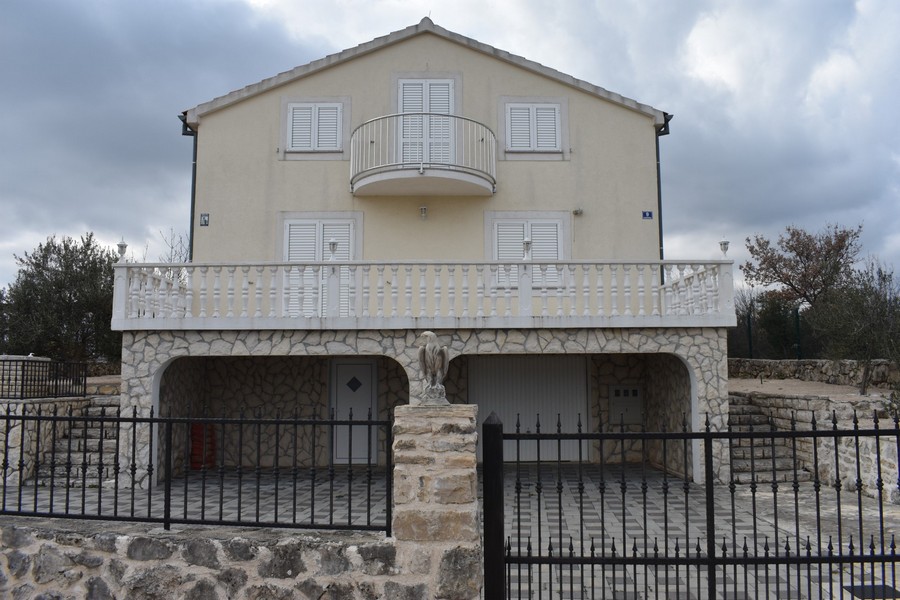 Celý pozemok je oplotený.