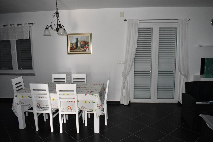 Jedálenský kút s funkčným nábytkom.