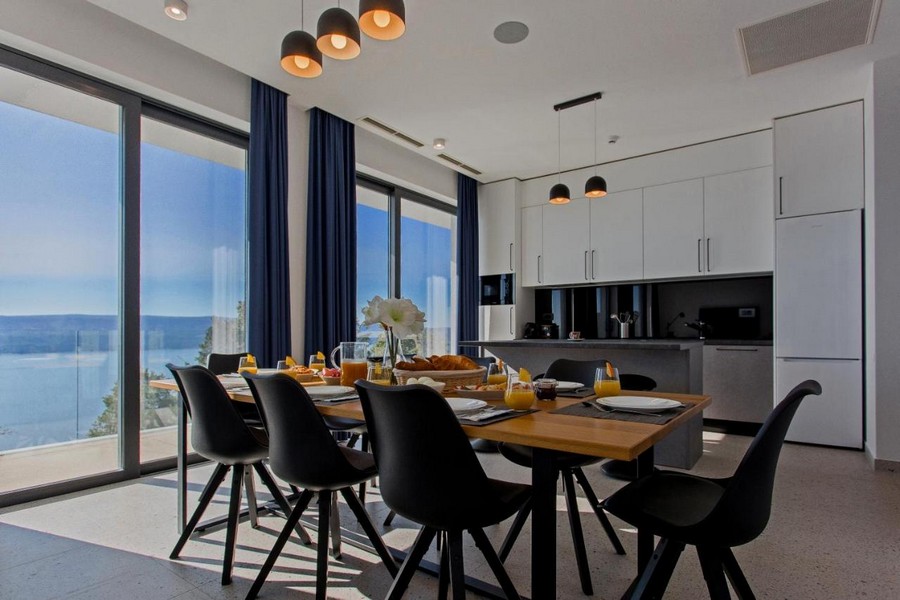 Jedálenský kút a luxusne vybavená kuchyňa a jedálenský kút Vily H3389 pri Omiši.