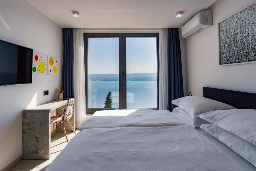 Strávte noc s výhľadom na more - krásny výhľad zo spálne nehnuteľnosti H3389.