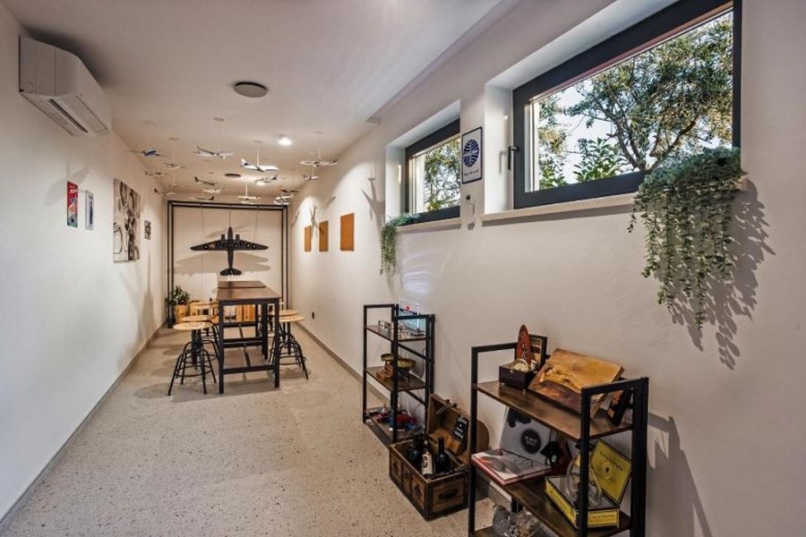 Hobby miestnosť s modelmi lietadiel na strope a policami na stene