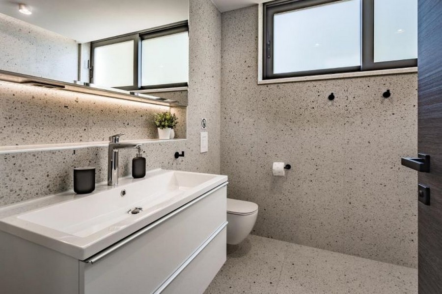 Moderná kúpeľňa s veľkým umývadlom a oknom