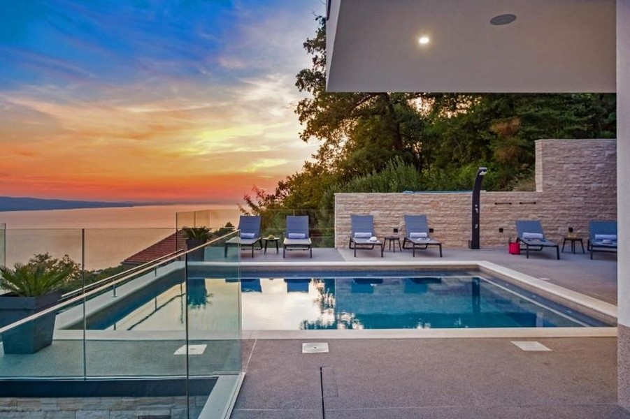 Západ slnka z terasy s bazénom vily H3390, ktorá je na predaj v Chorvátsku.