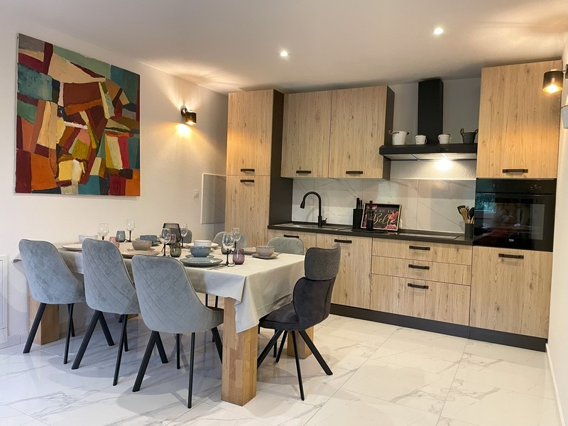 Jedálenský kút s veľkým jedálenským stolom v nehnuteľnosti H3391.