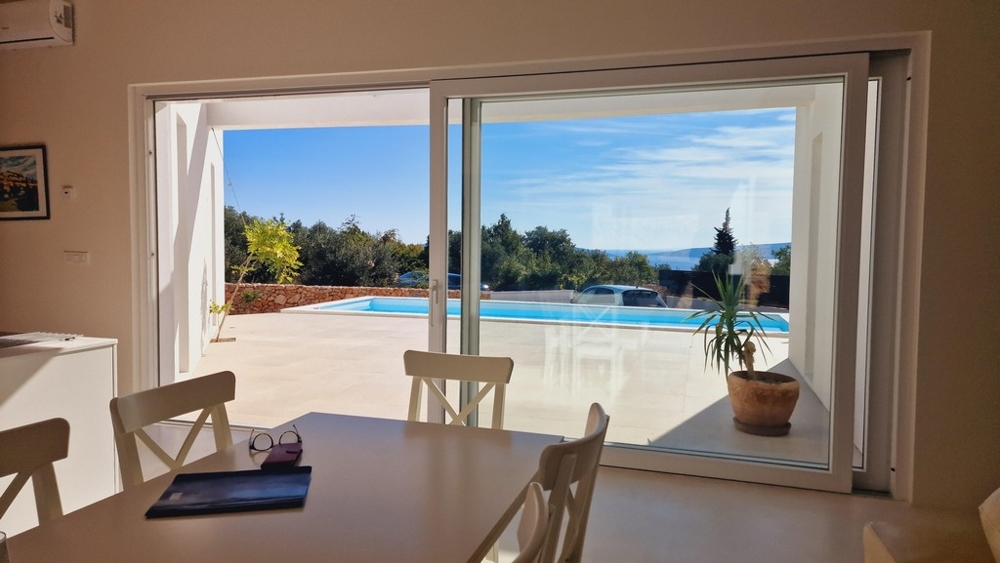 Výhľad z obývacej izby na terasu a bazén s výhľadom na more