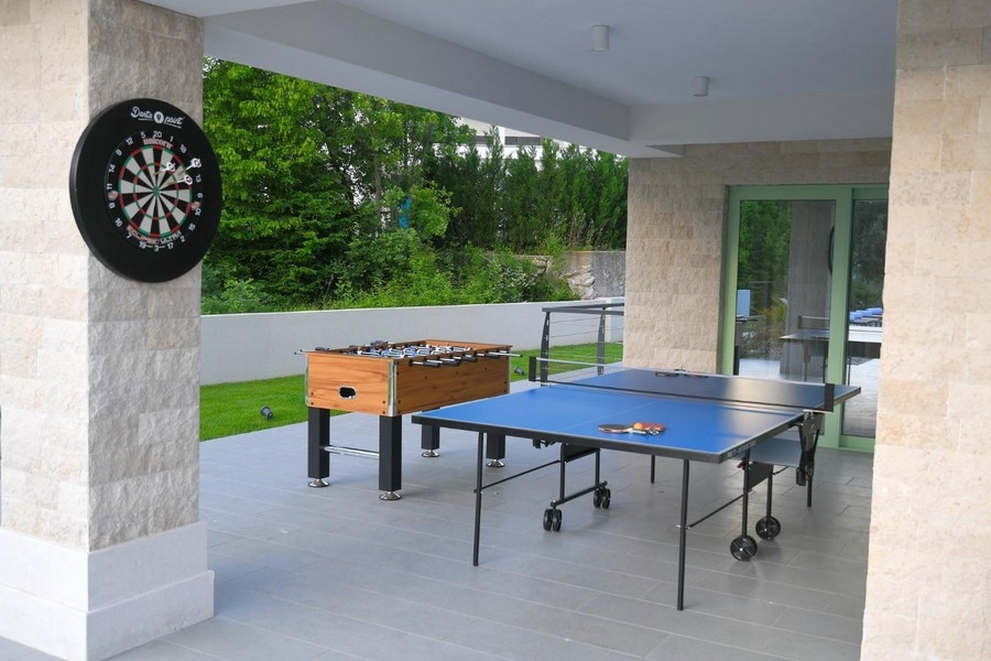 Krytý vonkajší priestor so stolným tenisom, terčom na šípky a stolným futbalom