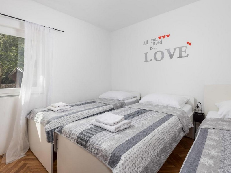 Druhá spálňa s tromi samostatnými lôžkami.