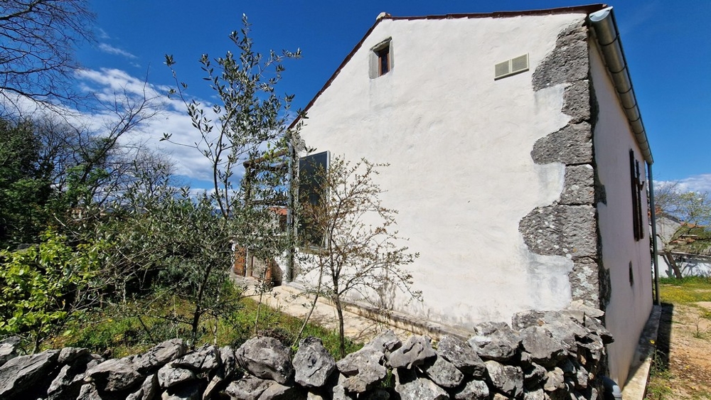 Zadná strana objektu H3403 na ostrove Krk v Chorvátsku - Panorama Scouting.