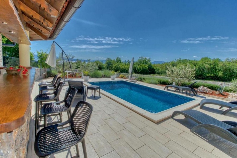 Letná kuchyňa a bazén domu H3405, ktorý sa predáva v Chorvátsku.