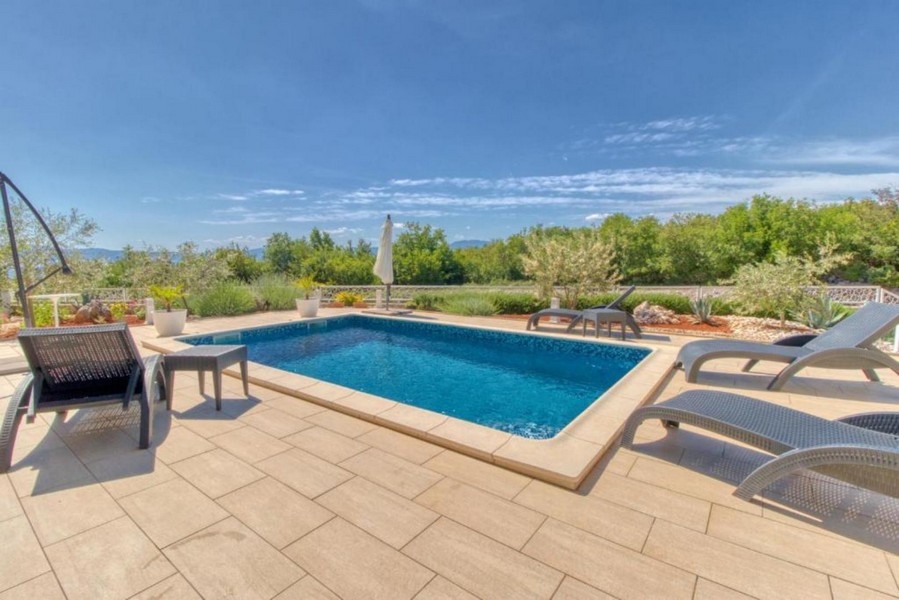 Bazén a slnečná terasa objektu H3405.