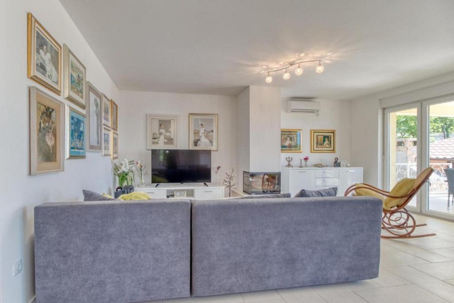 Moderne zariadená obývačka domu H3405 v Chorvátsku - Panorama Skauting.