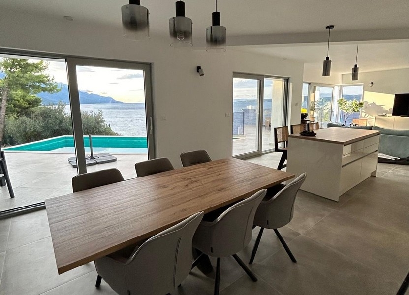 Jedálenský kút a výhľad na bazén.