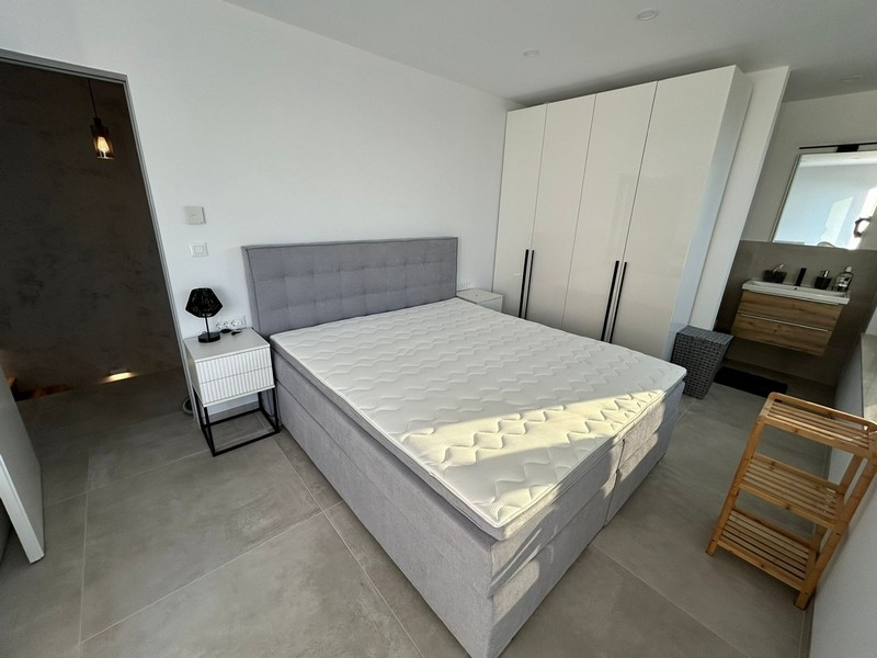 Manželská posteľ v novej spálni vily H3407 v Chorvátsku.