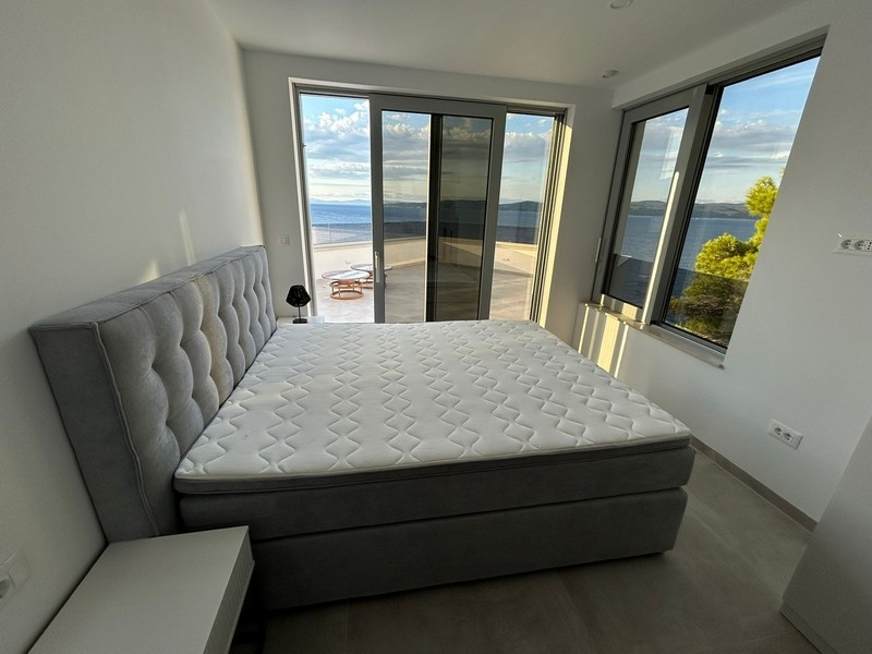 Spálňa s krásnym výhľadom na more.