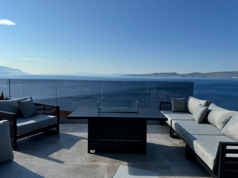 Bazén a výhľad na more z nehnuteľnosti H3407 v Chorvátsku.