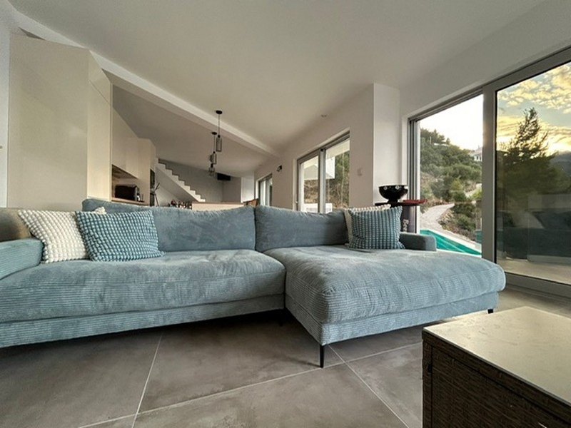 Novopostavená stredomorská vila v modernom štýle.