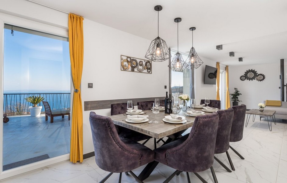 Jedálenský kút s modernými stoličkami a závesnými svietidlami