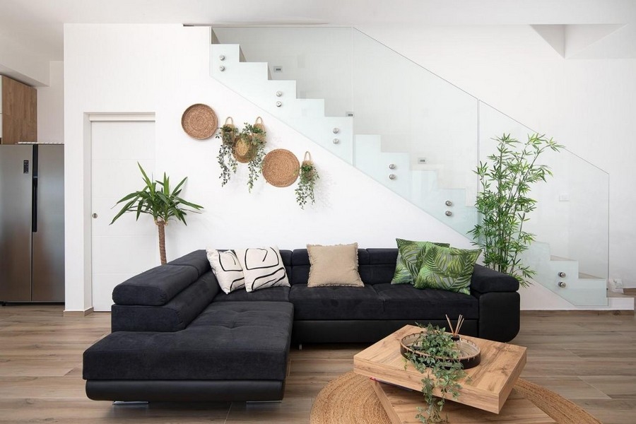 Gauč a výhľad na moderné schodisko nehnuteľnosti.