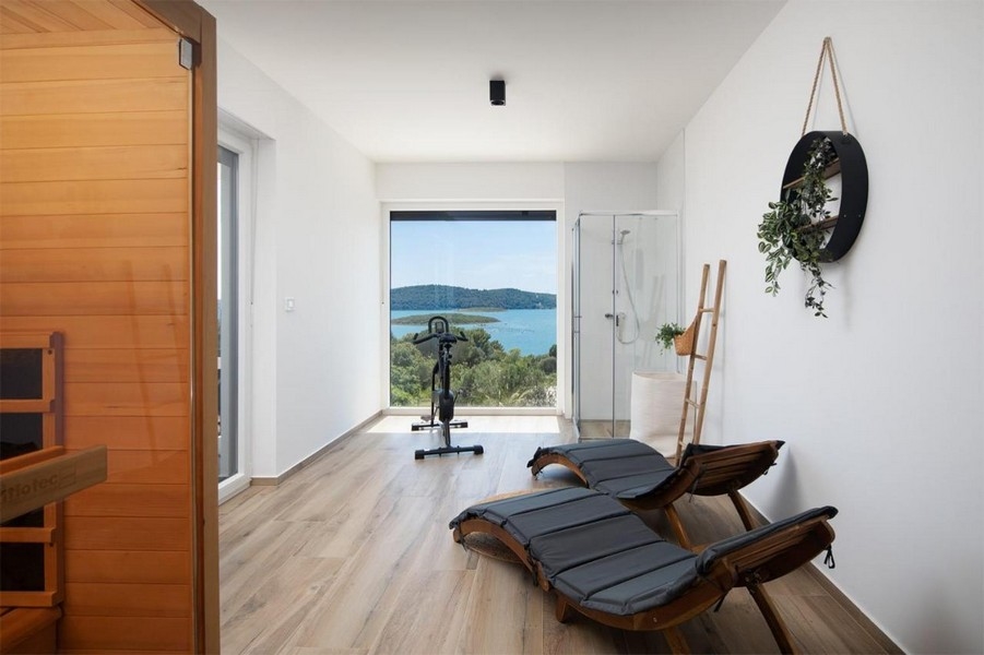 Sauna a relaxačná zóna s krásnym výhľadom na more.