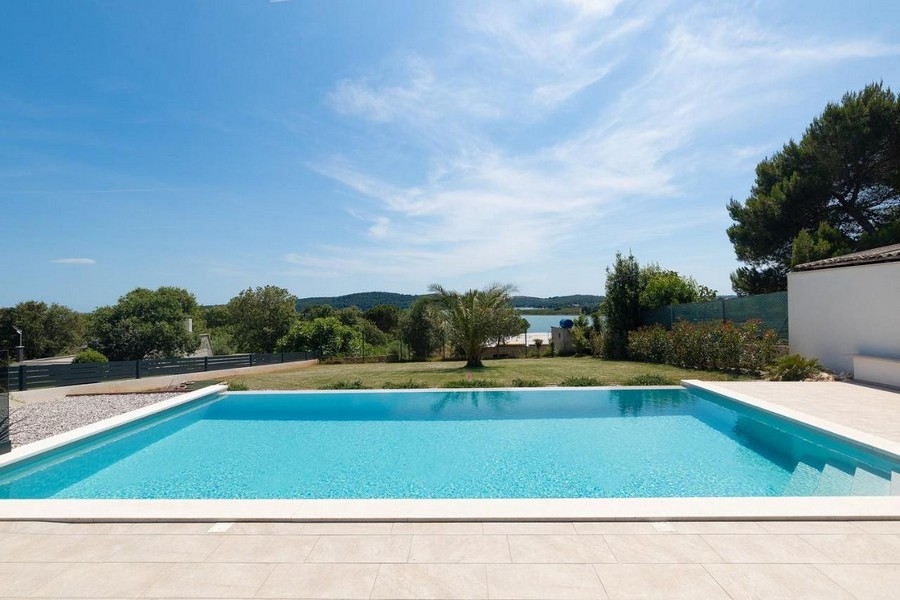 Bazén vily H3414, ktorá je na predaj neďaleko Medulinu v Chorvátsku.