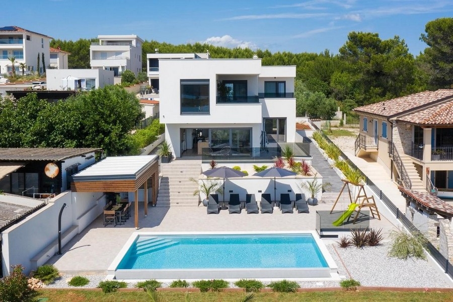 Moderná vila s bazénom neďaleko Medulinu v Chorvátsku na predaj.