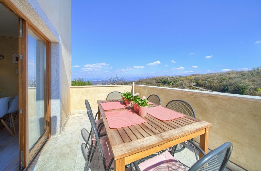 Terasa s výhľadom na more domu H3415 na ostrove Krk v Chorvátsku - Panorama Skauting.