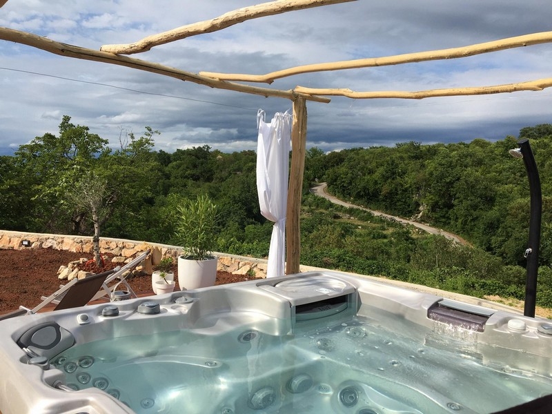 Jacuzzi a výhľad do zelene z terasy domu H3415, ktorý sa predáva na Krku.