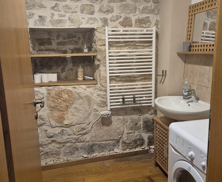 Kúpeľňa domu H3420 v Chorvátsku.