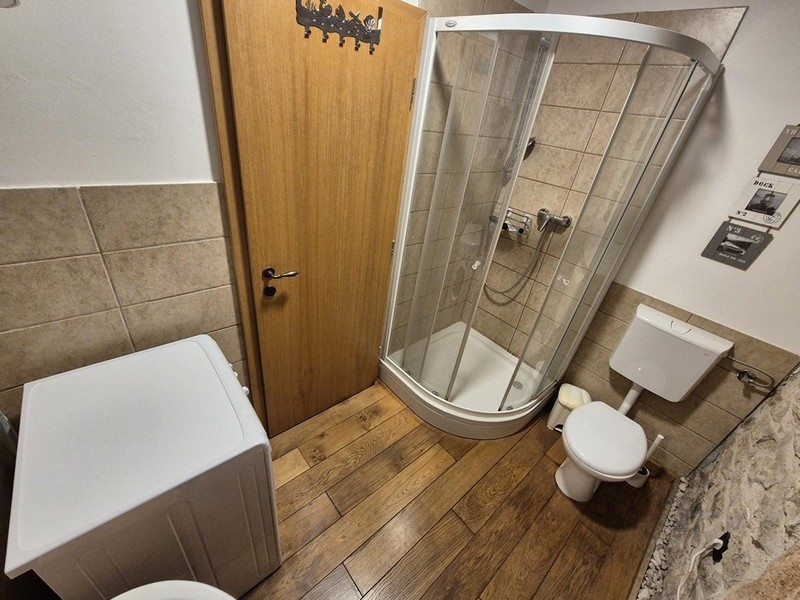 Kúpeľňa so sprchovacím kútom.