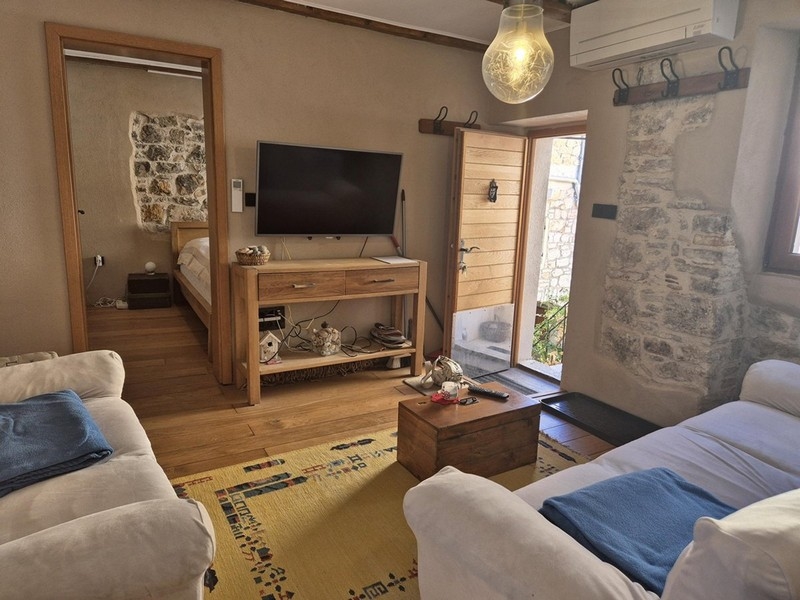 Klimatizovaná obývacia izba so štýlovým stredomorským nábytkom.