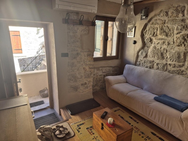 Obývacia časť a vstupná časť.