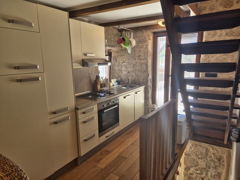 Moderná kuchyňa nehnuteľnosti H3420: Kamenný dom v Chorvátsku.