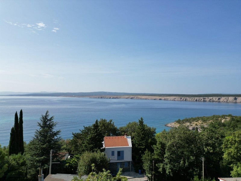 Výhľad na more nehnuteľnosti H3422, ktorá sa predáva v Chorvátsku neďaleko Jadranova.