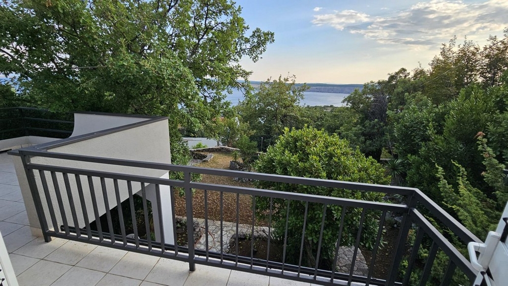 Výhľad na more z horného poschodia domu H3422, ponúkaného na predaj neďaleko Crikvenice.