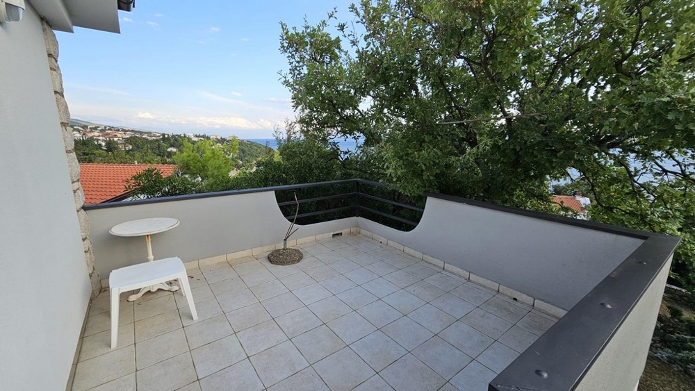 Veľká terasa s výhľadom na more, malé posedenie