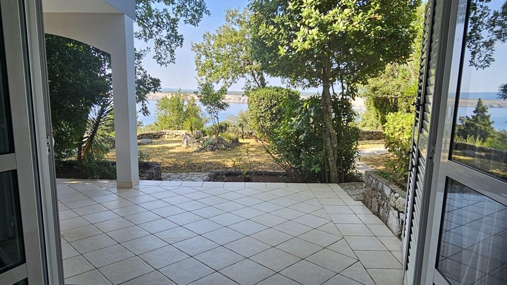 Terasa na prízemí s výhľadom do záhrady a na more