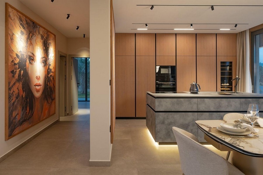 Kuchyňa a jedálenský kút s veľkou nástennou maľbou