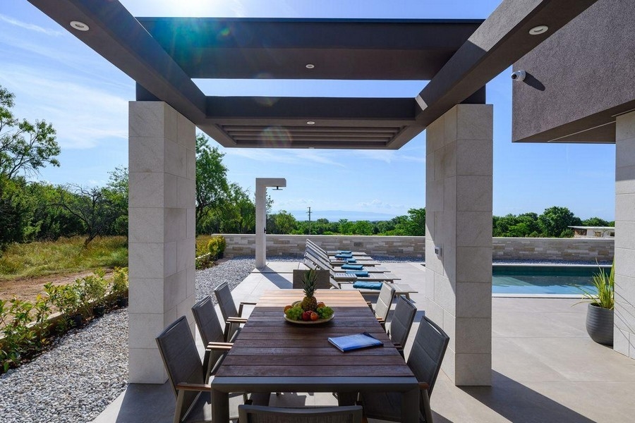 Terasa s výhľadom na more vily H3426, ktorá sa predáva v Chorvátsku.