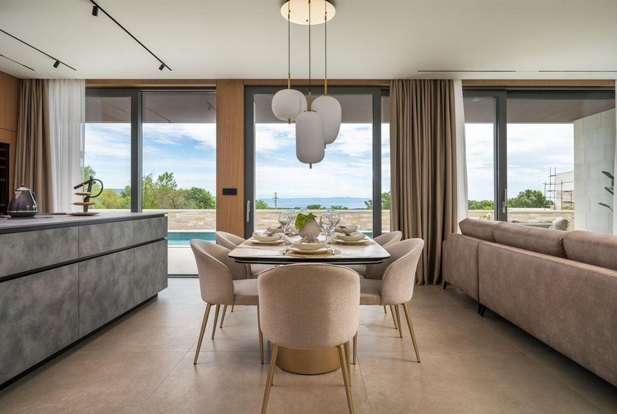 Jedálenský kút s výhľadom na bazén a terasu
