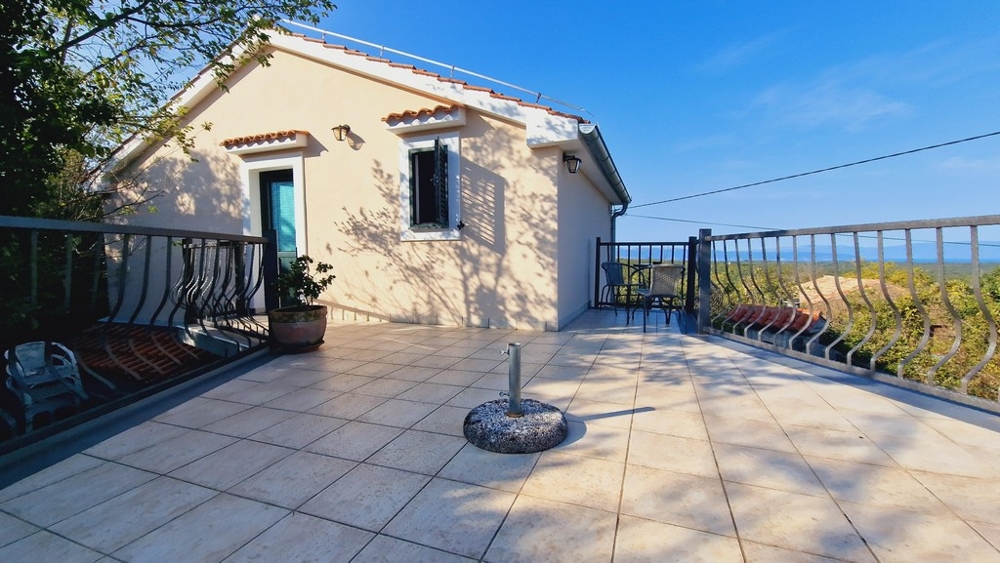 Terasa a výhľad na more z nehnuteľnosti H3429, ponúkanej na predaj v Chorvátsku.