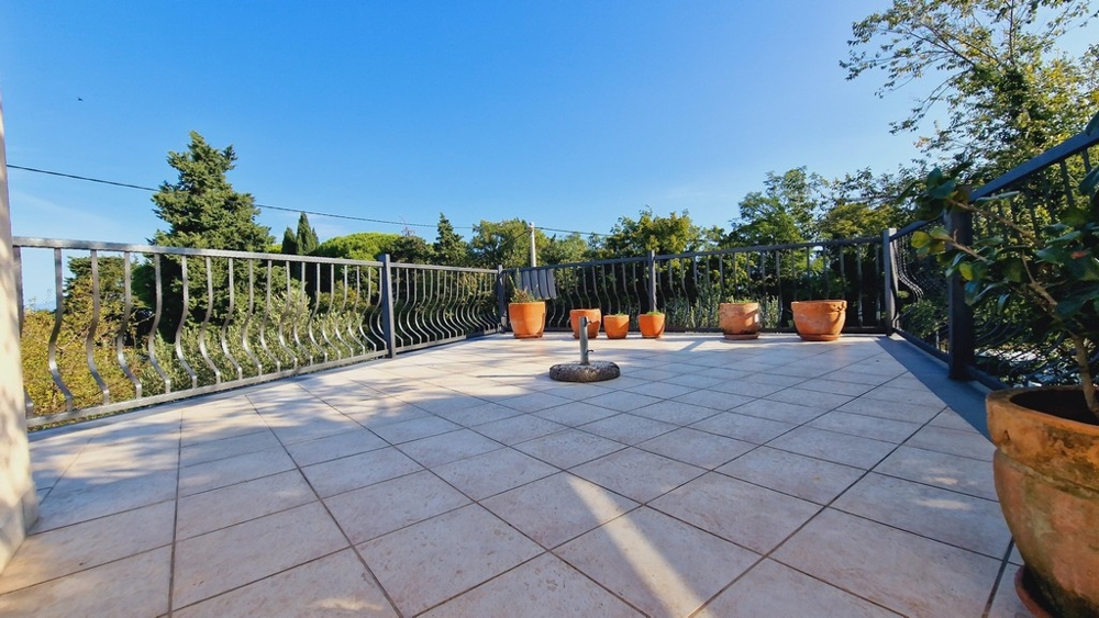 Stredomorská terasa na hornom poschodí nehnuteľnosti H3429 na Krku.