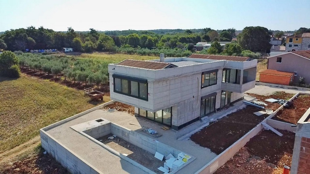 Vonkajší pohľad na rozostavaný dom vo výstavbe