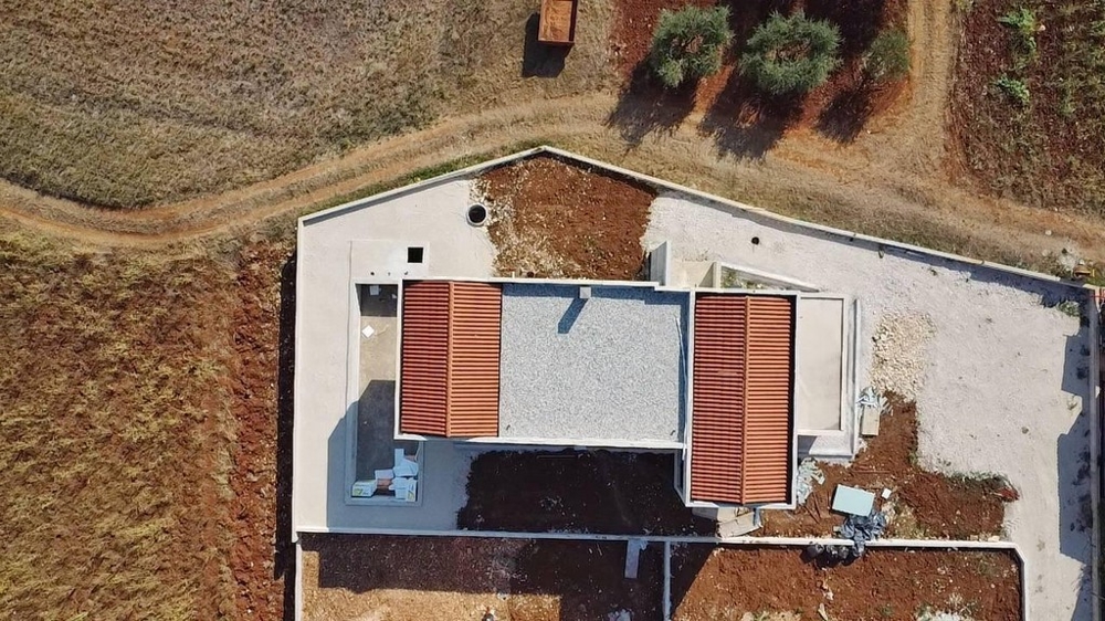 Moderná novostavba z vtáčej perspektívy H3433.